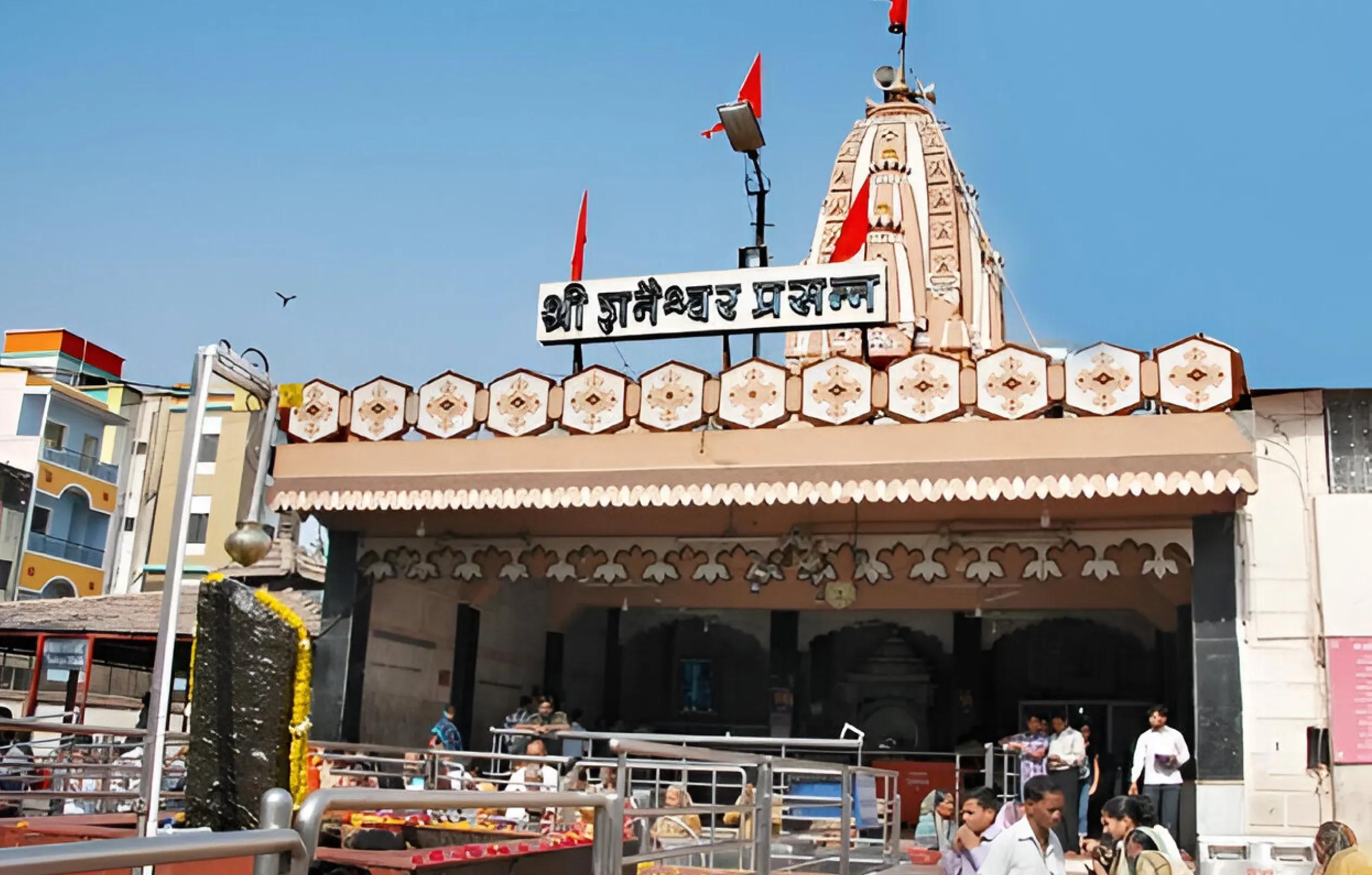  ஶ்ரீ சனி கோவில், சனி சிங்கனாபுர், மகாராஷ்டிரா 