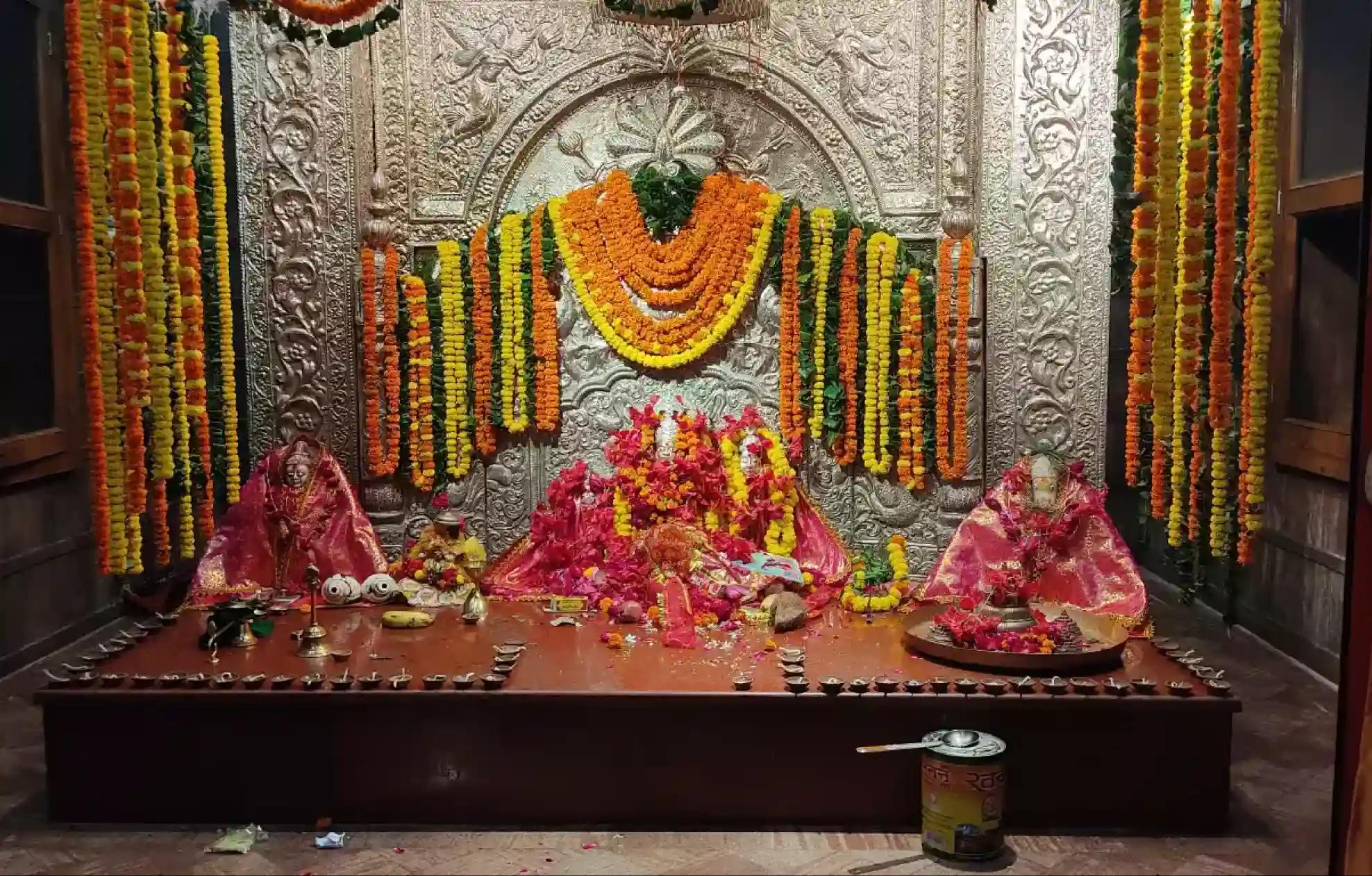 లలితా అమ్మవారి శక్తిపీఠం ఆలయం, ప్రయాగ్రాజ్, ఉత్తరప్రదేశ్ లలితా అమ్మవారి శక్తిపీఠం ఆలయం, ప్రయాగ్రాజ్, ఉత్తరప్రదేశ్
